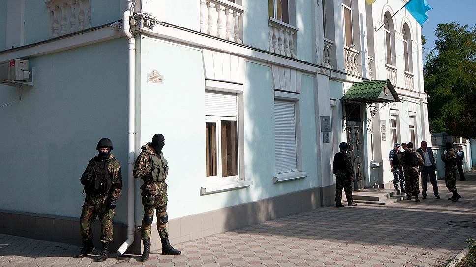 Обыск внутри здания Меджлиса крымскотатарского народа в Симферополе 