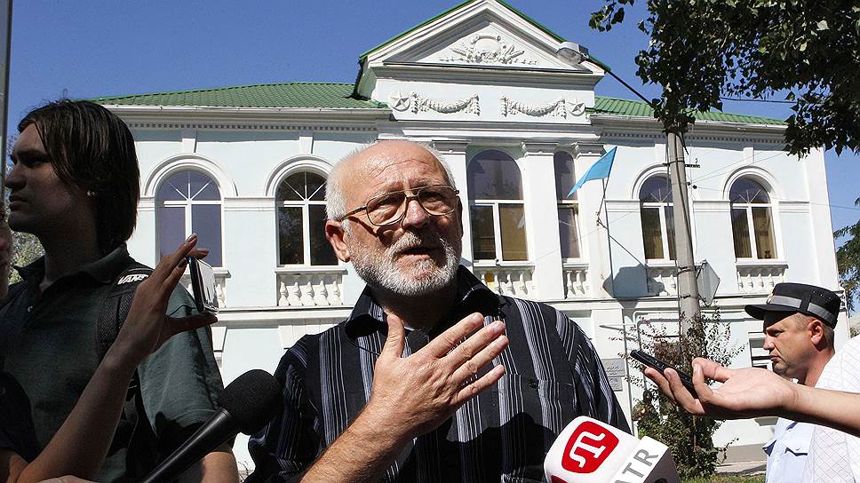 Член президиума Меджлиса крымскотатарского народа Шевкет Кайбуллаев у центрального офиса Меджлиса, где сотрудники правоохранительных органов проводят обыск 