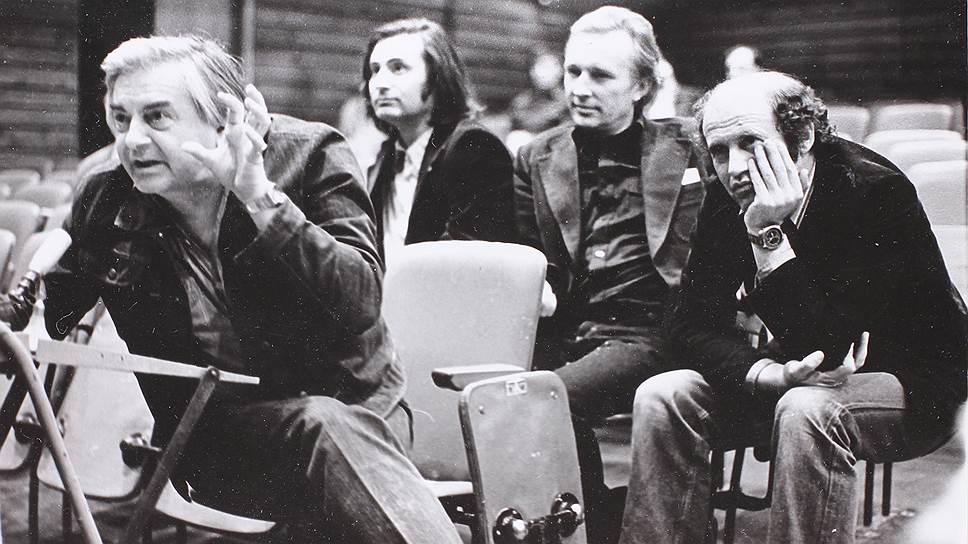 1970 год. Репетиция Театра на Таганке. За Юрием Любимовым — композитор Альфред Шнитке, художник Эдуард Кочергин и сценограф Давид Боровский