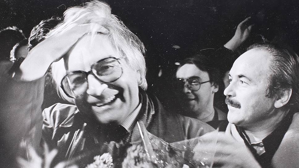 В 1984 году Юрия Любимова лишили советского гражданства, но через пять лет решение было отменено (на фото — встреча в аэропорту Шереметьево-2, справа — главный режиссер Театра на Таганке Николай Губенко)