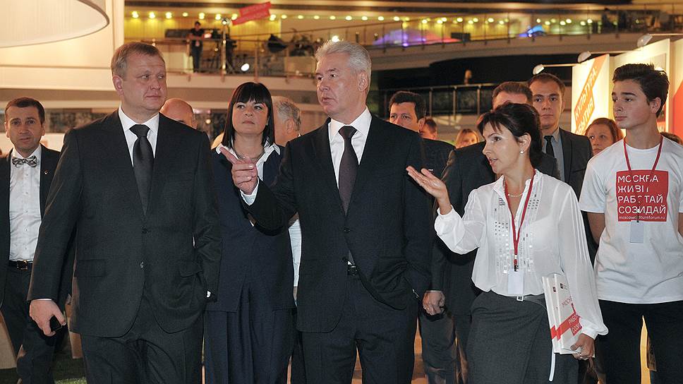 I-ый Московский международный культурный форум. Руководитель департамента культуры города Москвы Сергей Капков (второй слева) и мэр Москвы Сергей Собянин (в центре) во время форума