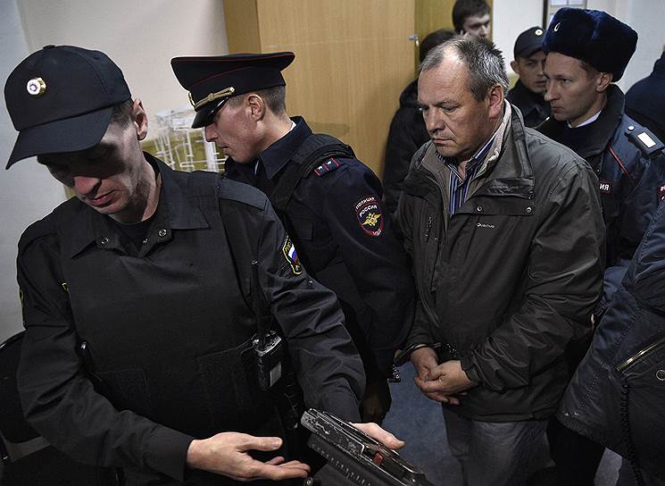 Диспетчера-инструктора Александра Круглова и ведущего инженера аэродромной службы аэропорта Владимира Леденева (на фото) тайству СКР отправил в СИЗО, а диспетчера-стажера Светлану Кривсун и руководителя полетов Романа Дунаева определил под домашний арест