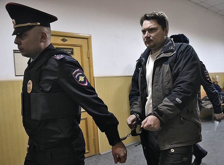 Диспетчера-инструктора Александра Круглова (на фото) и ведущего инженера аэродромной службы аэропорта Владимира Леденева суд по ходатайству СКР отправил в СИЗО, а диспетчера-стажера Светлану Кривсун и руководителя полетов Романа Дунаева определил под домашний арест
