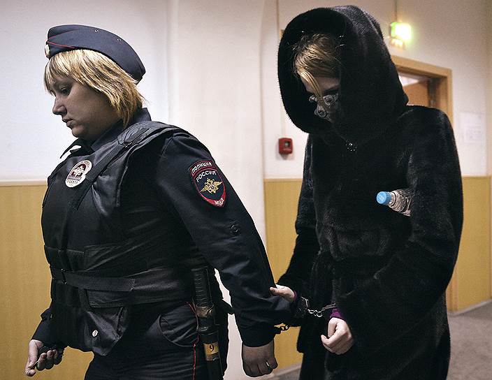 Диспетчера-инструктора Александра Круглова и ведущего инженера аэродромной службы аэропорта Владимира Леденева суд по ходатайству СКР отправил в СИЗО, а диспетчера-стажера Светлану Кривсун (на фото) и руководителя полетов Романа Дунаева определил под домашний арест