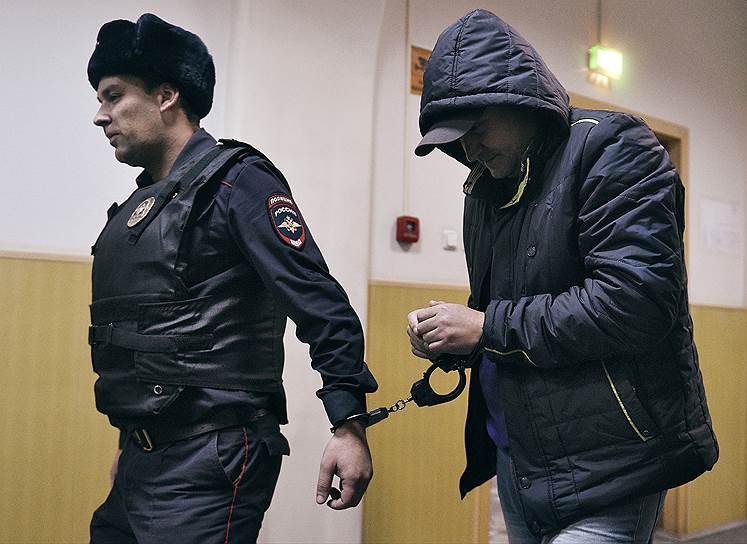 Диспетчера-инструктора Александра Круглова и ведущего инженера аэродромной службы аэропорта Владимира Леденева суд по ходатайству СКР отправил в СИЗО, а диспетчера-стажера Светлану Кривсун и руководителя полетов Романа Дунаева (на фото) определил под домашний арест