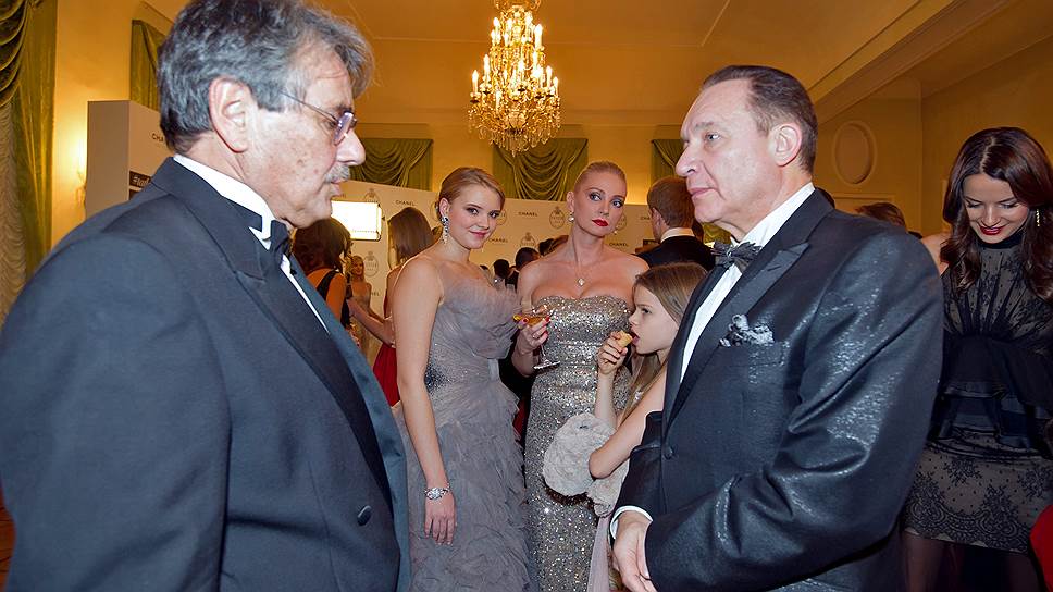 Бал Дебютанток, организованный журналом Tatler, прошел в Колонном зале Дома Союзов. Режиссер Павел Чухрай (слева), композитор Максим Дунаевский (справа) с супругой Мариной (в центре) и дочерью Марией (вторая слева)