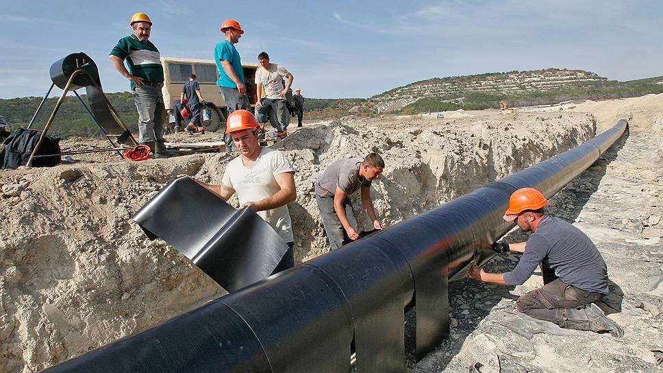 Сотрудники крымского республиканского предприятия "Черноморнефтегаз" изолируют магистральный газопровод на участке Симферополь-Севастополь в рамках реализации мероприятий по подготовке газотранспортной системы к капитальному и текущему ремонту 