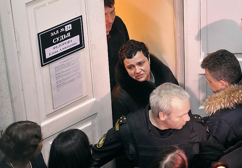 Елену Баснер (в центре) следствие считает участницей аферы с подделкой картины Бориса Григорьева 