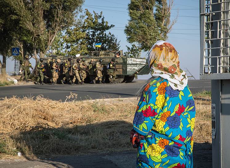 Украинские военнослужащие на восточном блокпосту в Мариуполе
