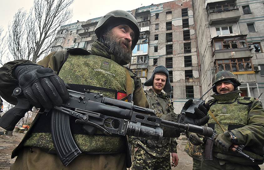Ополченцы батальона "Восток" на улице Стратонавтов, ближайшей к аэропорту Донецка