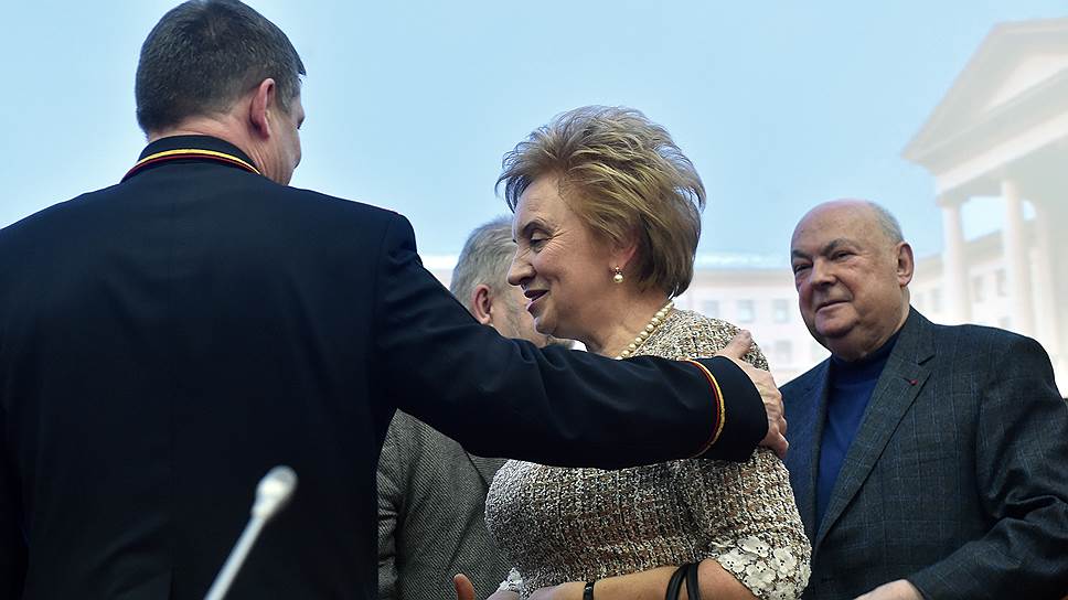 Расширенное заседание коллегии ГУ МВД России по Москве по вопросу: "Об итогах оперативно-служебной деятельности подазделений ГУ МВД России по городу Москве за 2014 год и задачах по укреплению правопорядка на 2015 год". Слева направо: начальник Главного управления МВД России по городу Москве Анатолий Якунин, председатель московского городского суда Ольга Егорова и член комитета Государственной думы России по земельным отношениям и строительству Владимир Ресин после заседания