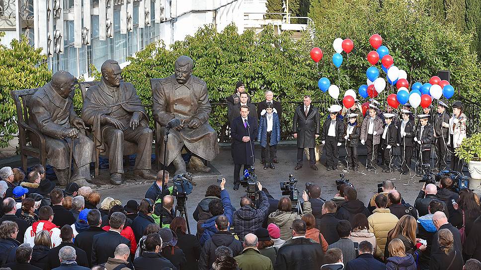 Председатель Государственной думы России Сергей Нарышкин (в центре) и председатель Госсовета Крыма Владимир Константинов (справа) на церемонии открытия памятника лидерам стран антигитлеровской коалиции - участникам Ялтинской конференции 1945 г. Ф.Рузвельту, И.Сталину и У.Черчилю скульптора Зураба Церетели в Ливадийском дворце 