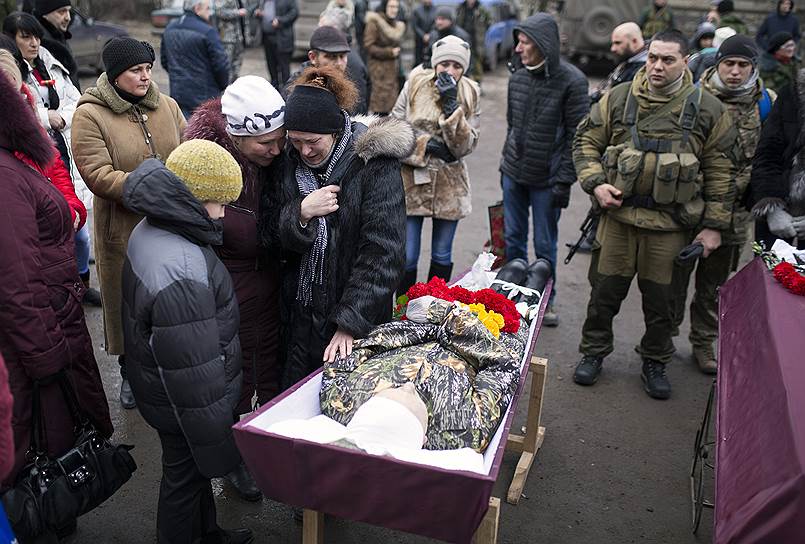 Обстановка в городе Углегорск Донецкой области. Похороны ополченцев самопровозглашенной Донецкой народной республики (ДНР) погибших во время наступления на Углегорск 29 января