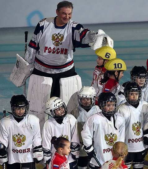 Праздничное ледовое шоу "Год после Игр", посвященное годовщине со дня открытия XXII Олимпийских зимних игр и XI Паралимпийских зимних игр в Сочи прошло во дворце зимнего спорта "Айсберг". Президент Федерации хоккея России Владислав Третьяк во время шоу