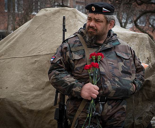 Траурная церемония прощания с тремя бойцами ополчения самопровозглашенной Донецкой Народной Республики (ДНР), погибшими в ходе боя 14 февраля недалеко от села Логвиново (север "Дебальцевского котла") 