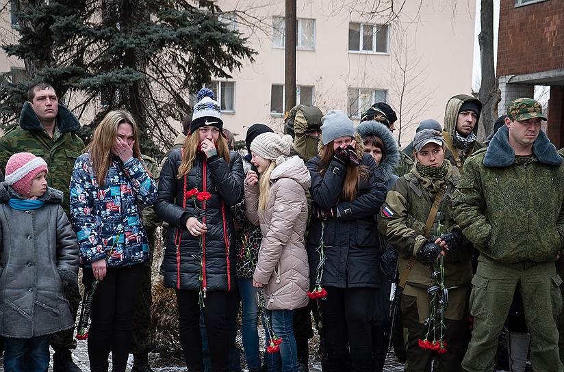 Траурная церемония прощания с тремя бойцами ополчения самопровозглашенной Донецкой Народной Республики (ДНР), погибшими в ходе боя 14 февраля недалеко от села Логвиново (север "Дебальцевского котла") 
