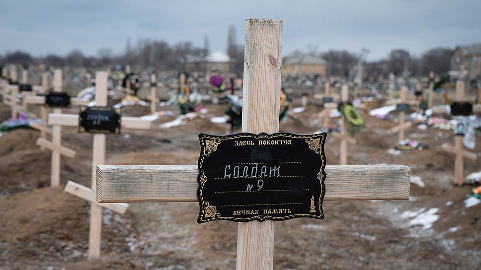 Кладбище под городом Моспино юго-восточном пригороде Донецка. Участок выделенный для захоронения бойцов ополчения самопровозглашенной Донецкой Народной Республики (ДНР). Некоторые из останков захоронены как безымянные 