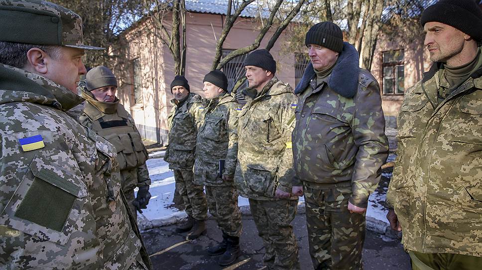 Президент Украины Петр Порошенко (слева) в пункте расположения бойцов из Дебальцево в Артемовске 