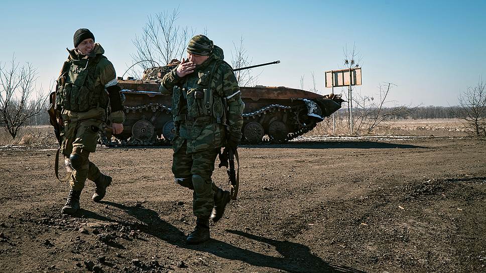 Сообщая об уходе из стратегического транспортного узла, украинский лидер по-прежнему придерживался официальной версии Киева, что «никакого котла в районе Дебальцево не было» и «украинские части вышли оттуда полностью с боевой техникой, танками, БМП, САУ, автомобильной техникой» 