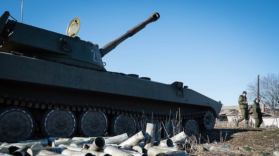 По его словам, в идеале Киев хотел бы видеть на Украине также полицейскую миссию Евросоюза. В самопровозглашенных Донецкой (ДНР) и Луганской (ЛНР) народных республиках неоднозначно отнеслись к этой инициативе, а постпред РФ при ООН Виталий Чуркин заподозрил украинские власти в попытке развалить Минские соглашения 