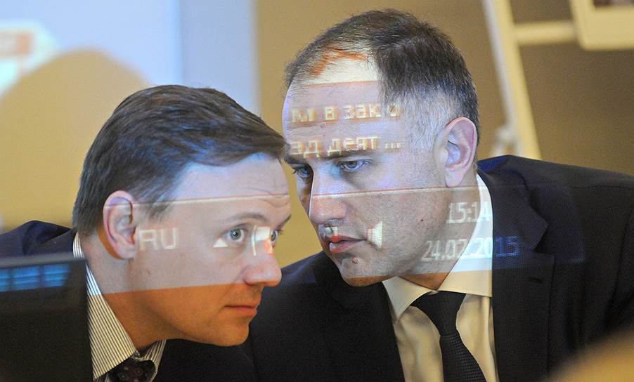 Председатель Комитета по государственному использованию и охране памятников (КГИОП) Сергей Макаров (слева) и вице-губернатор Санкт-Петербурга Марат Оганесян (справа) во время заседания Совета по сохранению культурного наследия по приспособлению здания Конюшенного ведомства под апарт-отель 