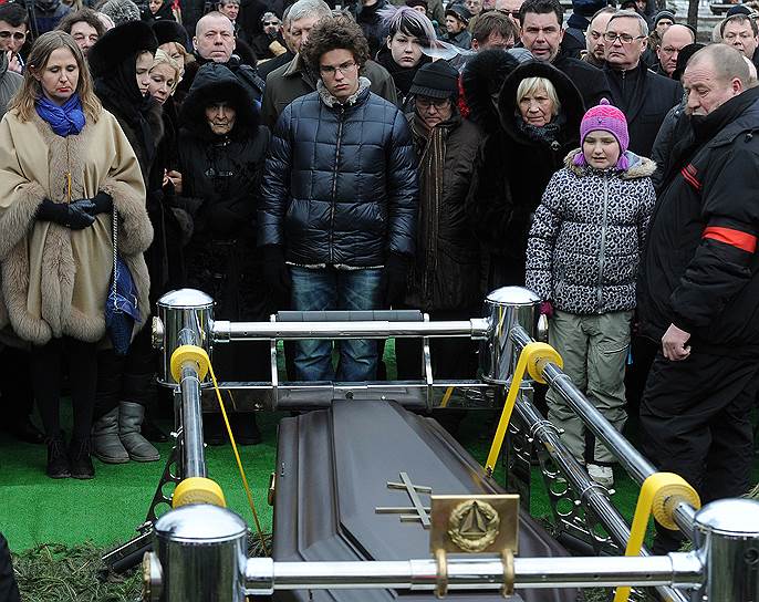 Похороны сопредседателя партии "РПР-Парнас" Бориса Немцова на Троекуровском кладбище. Мать Бориса Немцова Дина Эйдман (в центре) и сын Бориса Немцова Антон во время похорон 