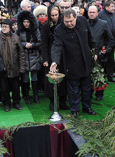 Похороны сопредседателя партии "РПР-Парнас" Бориса Немцова на Троекуровском кладбище. Председатель наблюдательного совета консорциума "Альфа-Групп" Михаил Фридман (в центре) с супругой Оксаной во время похорон 