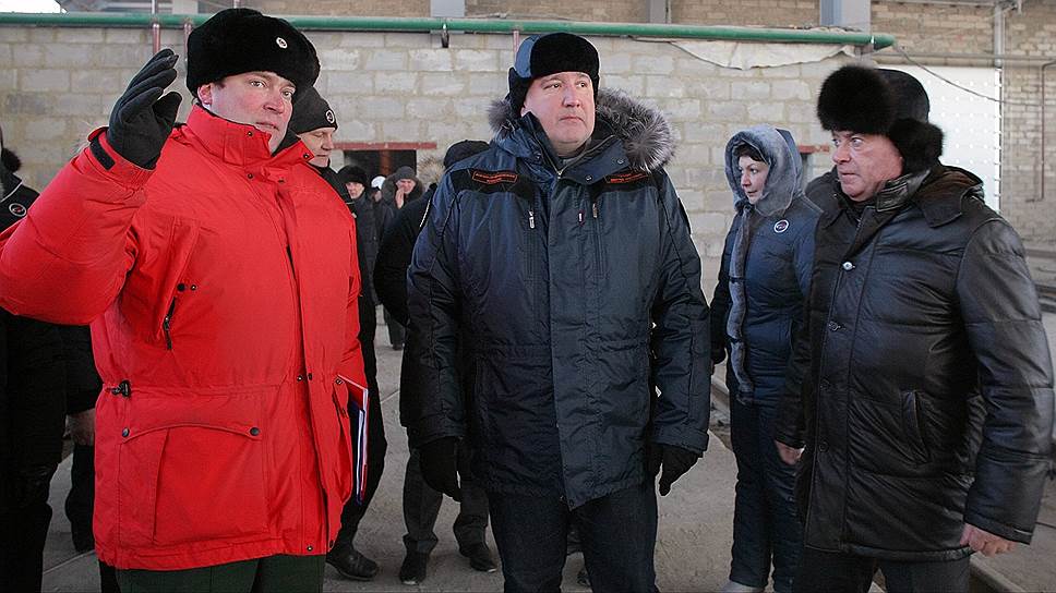 Заместитель председателя правительства России Дмитрий Рогозин (в центре) во время посещения строительной площадки космодрома "Восточный"