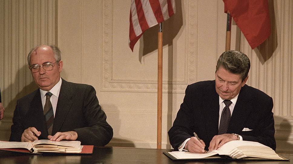 Подписанный в 1987 году лидерами СССР и США Михаилом Горбачевым и Рональдом Рейганом Договор об РСМД может стать причиной новых экономических санкций 
