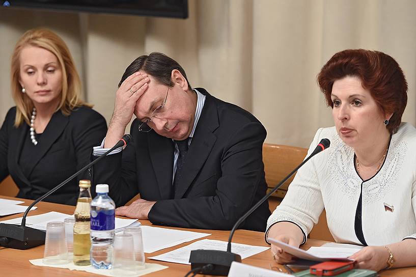 Первый заместитель министра образования и науки России Наталья Третьяк, председатель комитета Государственной думы (ГД) России по образованию Вячеслав Никонов и член комитета ГД России по вопросам семьи женщин и детей Ирина Мануйлова во время заседания в Государственной думе России 