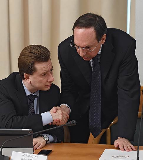 Первый заместитель председателя комитета Государственной думы (ГД) России по образованию Владимир Бурматов (слева) и председатель комитета ГД России по образованию Вячеслав Никонов во время заседания "круглого стола" на тему: "Правовое регулирование итоговой аттестации обучающихся по окончании основного общего образования в условиях совершенствования общероссийской системы оценки качества образования". Заседание прошло в Государственной думе России 