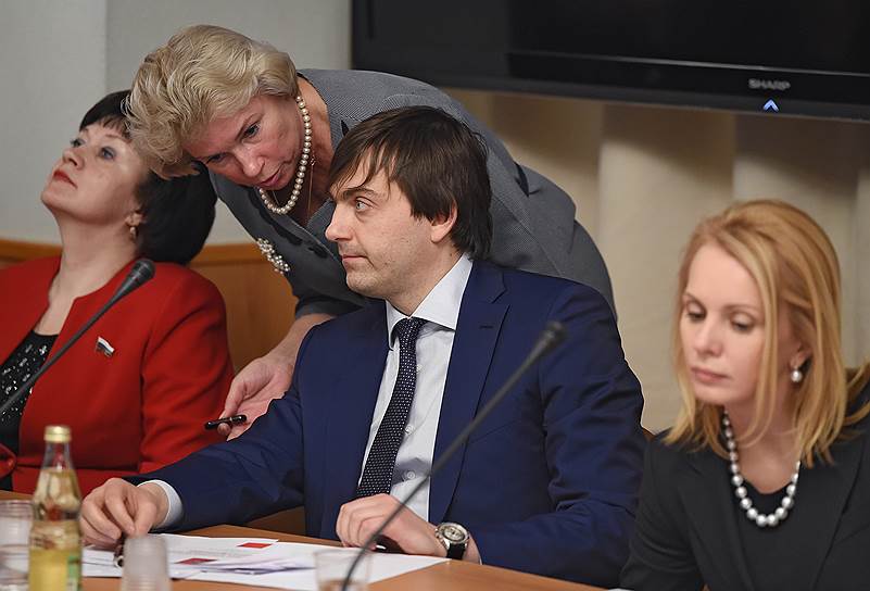 Руководитель Федеральной службы по надзору в сфере образования и науки Сергей Кравцов (в центре) и первый заместитель министра образования и науки России Наталья Третьяк (справа) во время заседания "круглого стола" на тему: "Правовое регулирование итоговой аттестации обучающихся по окончании основного общего образования в условиях совершенствования общероссийской системы оценки качества образования". Заседание прошло в Государственной думе России 