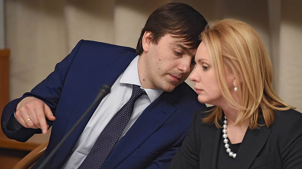 Руководитель Федеральной службы по надзору в сфере образования и науки Сергей Кравцов (слева) и первый заместитель министра образования и науки России Наталья Третьяк (справа) во время заседания "круглого стола" на тему: "Правовое регулирование итоговой аттестации обучающихся по окончании основного общего образования в условиях совершенствования общероссийской системы оценки качества образования". Заседание прошло в Государственной думе России 