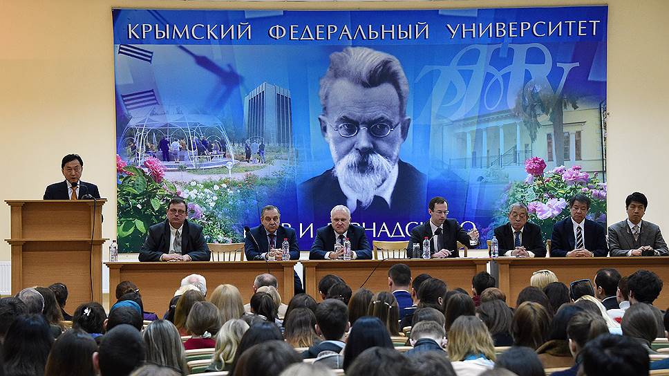 Бывший премьер-министр Японии Юкио Хатояма (слева) во время посещения Крыма, с целью посмотреть как живут крымчане спустя год после присоединения к России и лично убедиться в стремлении жителей Крыма к воссоединению с Россией. Выступление Юкио Хатояма перед студентами Крымского Федерального университета 