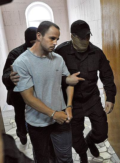 Подозреваемый в убийстве судьи Мосгорсуда Эдуарда Чувашова Вячеслав Исаев (в центре)  