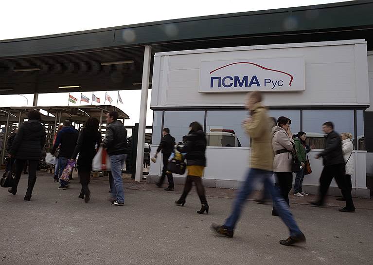 Рабочие на проходной Калужского завода "ПСМА Рус"