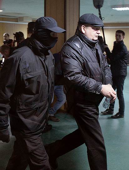 Бывший директор Федеральной службы исполнения наказаний Александр Реймер (справа) после рассмотрения вопроса о его аресте в Пресненском районном суде 