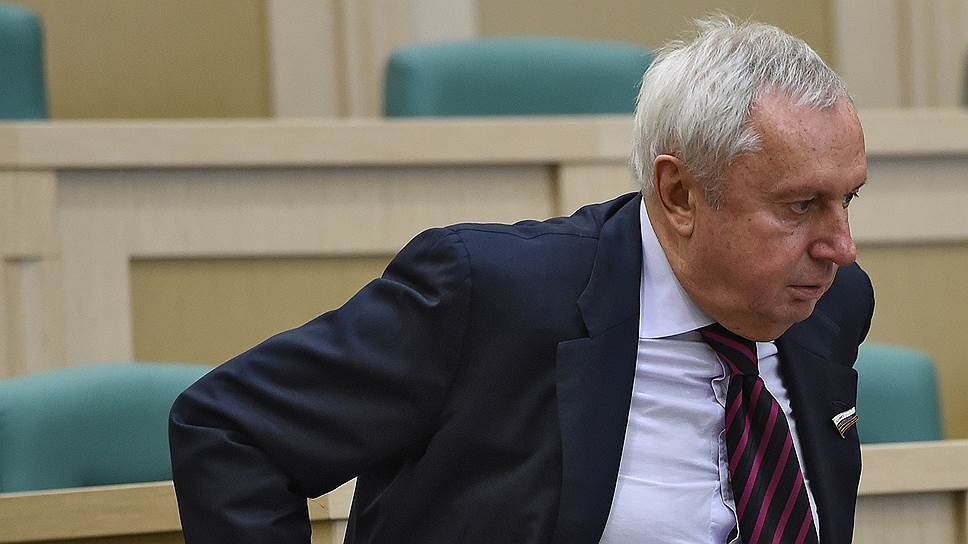 Виталий Игнатенко спускается из верхней палаты