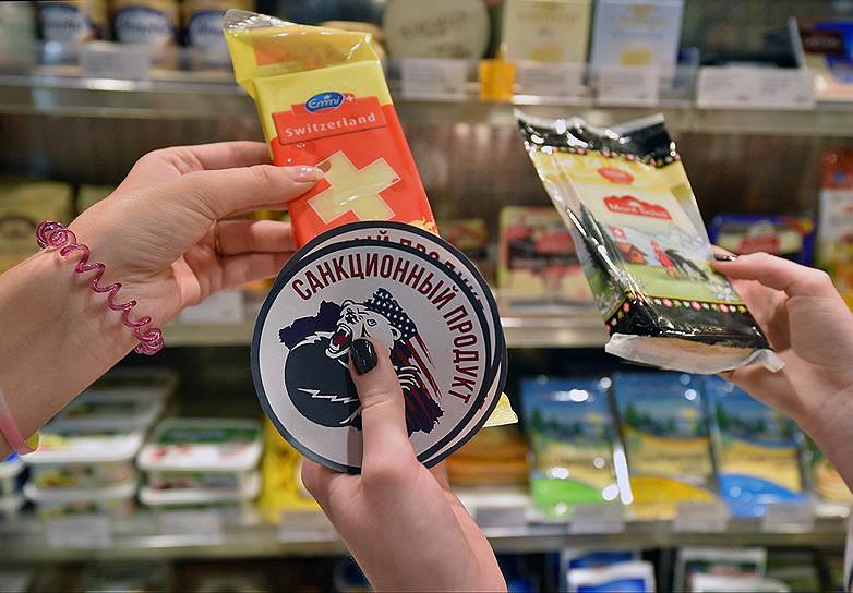 На «запрещенные» товары активисты аккуратно клеили огромные наклейки с медведем, яростно оскалившимся на американский флаг, и крупной надписью «санкционный продукт». Досталась даже швейцарским сырам, несмотря на то, что против Швейцарии никаких санкций введено не было 