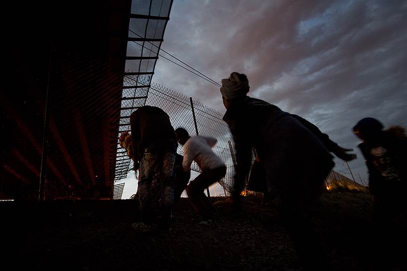 Ранее Еврокомиссия предложила государствам—членам ЕС принять у себя 40 тыс. беженцев в соответствии со специальными квотами. Однако для Греции и Италии, принявших на себя главный удар волны беженцев, это не решение: только в этом году через Средиземное море до их берегов добралось неизмеримо большее число беженцев — около 190 тыс