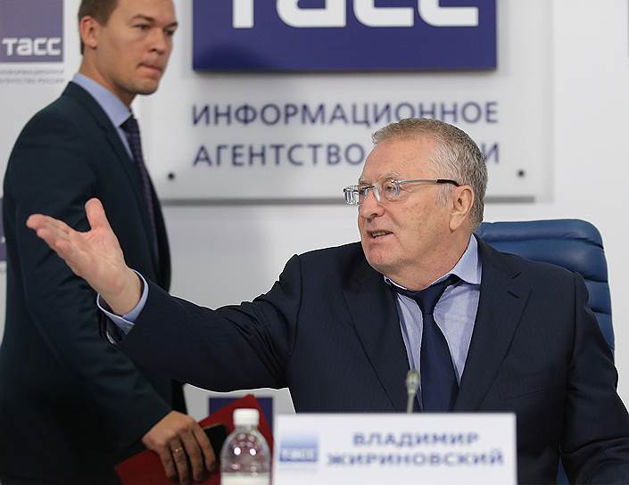 Лидер КПРФ Геннадий Зюганов и лидер ЛДПР Владимир Жириновский разобрались, чья партия вторая, а чья третья (на фото)