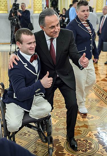 Министр спорта России Виталий Мутко (в центре)