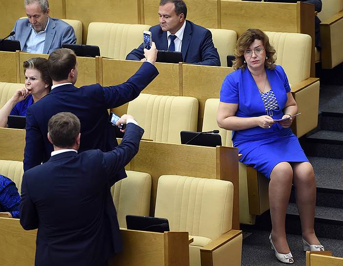Депутат от партии «Справедливая Россия» Ольга Епифанова (справа) 
