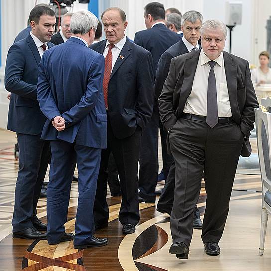 Председатель партии «Справедливая Россия» Сергей Миронов (справа) и председатель ЦК КПРФ Геннадий Зюганов (в центре)