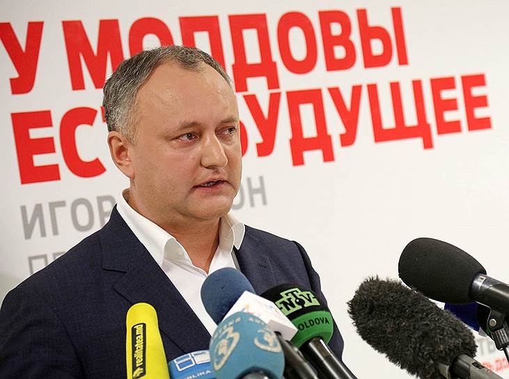В то время как Игорь Додон проводил первую пресс-конференцию в качестве избранного президента, его оппоненты созвали в центре Кишинева митинг против результатов выборов