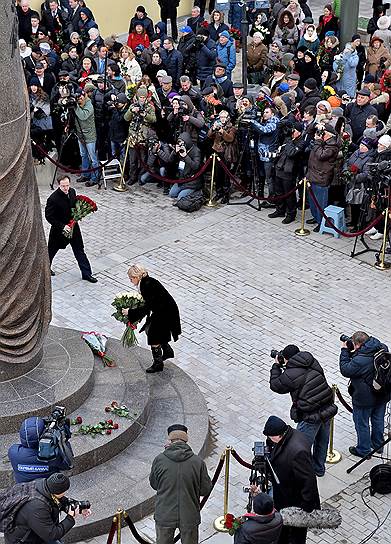Открытие памятника Майе Плисецкой в сквере ее имени на улице Большая Дмитровка. Заместитель председателя правительства России Ольга Голодец (в центре) и министр культуры России Владимир Мединский (слева)
