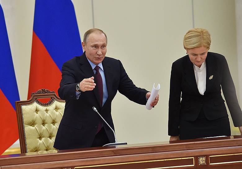 Президент России Владимир Путин и заместитель председателя Правительства России Ольга Голодец во время совместного заседания Совета при президенте России по культуре и искусству и Совета при президенте России по русскому языку 