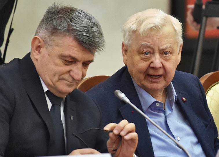 Кинорежиссер Александр Сокуров и художественный руководитель Московского художественного театра имени А.П.Чехова Олег Табаков во время совместного заседания Совета при президенте России по культуре и искусству и Совета при президенте России по русскому языку 
