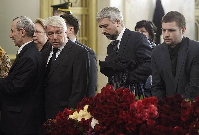 Телеведущий Евгений Примаков (втоой справа) во время церемонии прощания с Андреем Карловым 