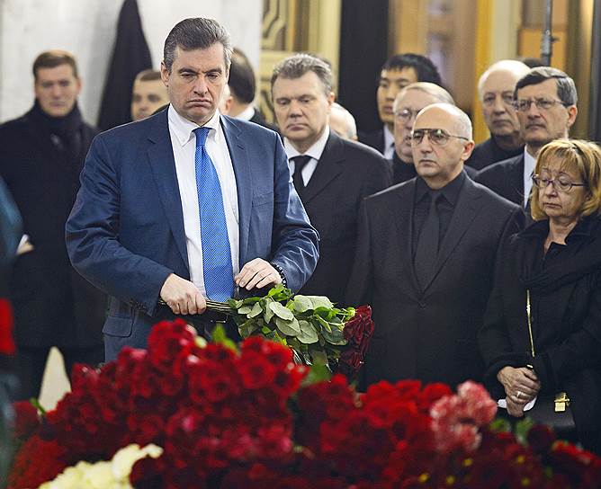 Председатель комитета Госдумы по международным делам Леонид Слуцкий (справа) во время церемонии 